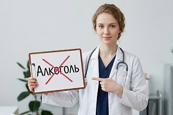девушки-врач в белом халате, держащей планшет с надписью 